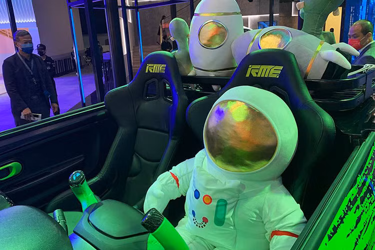 Tại vị trí vốn dành cho phần mui mềm, Roewe đã bổ sung một khay đỡ hàng hóa đủ lớn cho mọi thứ bạn cần trong một chuyến du lịch xuyên hành tinh.