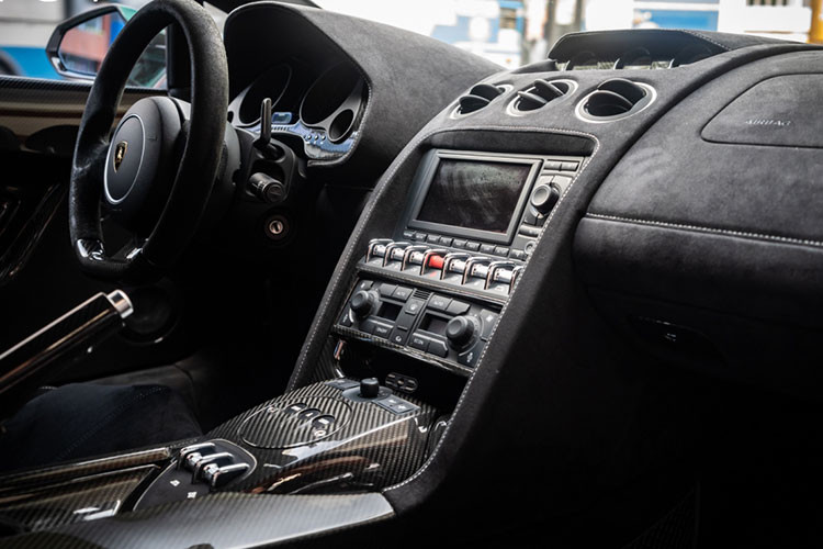 So với chiếc Lamborghini Gallardo LP570-4 Superleggera, sự khác biệt của phiên bản Spyder Performante chính tới từ bộ mui trần bằng vải được đóng mở tự động. Đây cũng chính là một điểm khiến siêu phẩm này thu hút sự quan tâm của các đại gia trên thế giới. Bộ mui bằng vải tự động này có thể đóng/mở trong khoảng thời gian chỉ 16 giây.