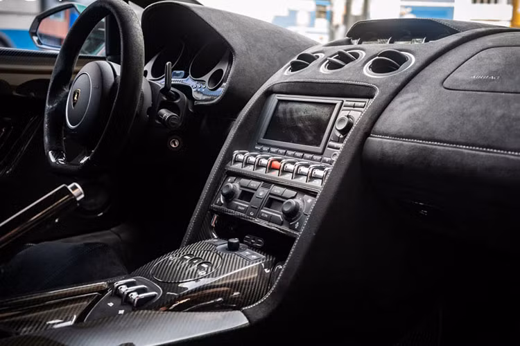 So với chiếc Lamborghini Gallardo LP570-4 Superleggera, sự khác biệt của phiên bản Spyder Performante chính tới từ bộ mui trần bằng vải được đóng mở tự động. Đây cũng chính là một điểm khiến siêu phẩm này thu hút sự quan tâm của các đại gia trên thế giới. Bộ mui bằng vải tự động này có thể đóng/mở trong khoảng thời gian chỉ 16 giây.