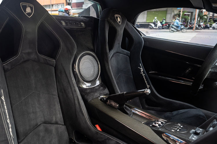 Khoang lái của xe được bọc hoàn toàn bằng chất liệu Alcantara và sợi carbon giúp làm giảm trọng lượng và tăng tính thẩm mỹ. Chiếc siêu xe này sử dụng loại ghế ngồi cố định, có thể điều khiển lên xuống thông qua thao tác kéo tay.