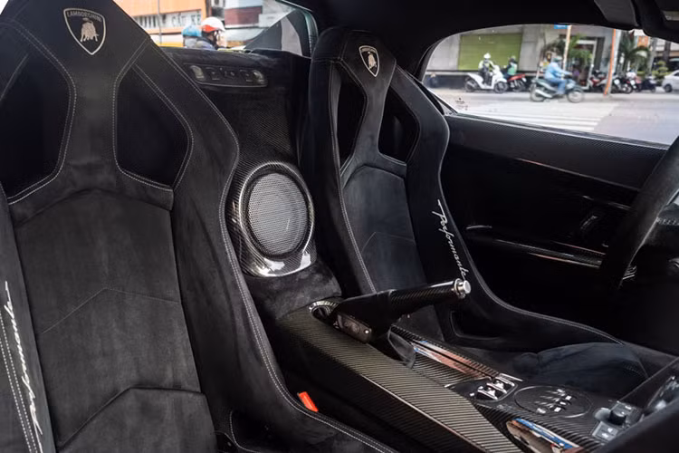 Khoang lái của xe được bọc hoàn toàn bằng chất liệu Alcantara và sợi carbon giúp làm giảm trọng lượng và tăng tính thẩm mỹ. Chiếc siêu xe này sử dụng loại ghế ngồi cố định, có thể điều khiển lên xuống thông qua thao tác kéo tay.