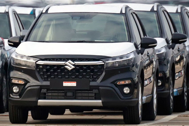 Tại thị trường Anh quốc, xe có 2 bản trang bị là Motion và Ultra. Giá xe Suzuki SX4 S-Cross 2022 khởi điểm từ 24.999 Bảng (755 triệu đồng) cho bản Motion và 29.799 Bảng (900 triệu đồng) cho bản Ultra. Khi mua mẫu SUV cỡ B này, khách hàng châu Âu có thể chọn các màu sơn ngoại thất như trắng, xám, đỏ, xanh dương, đen và bạc.