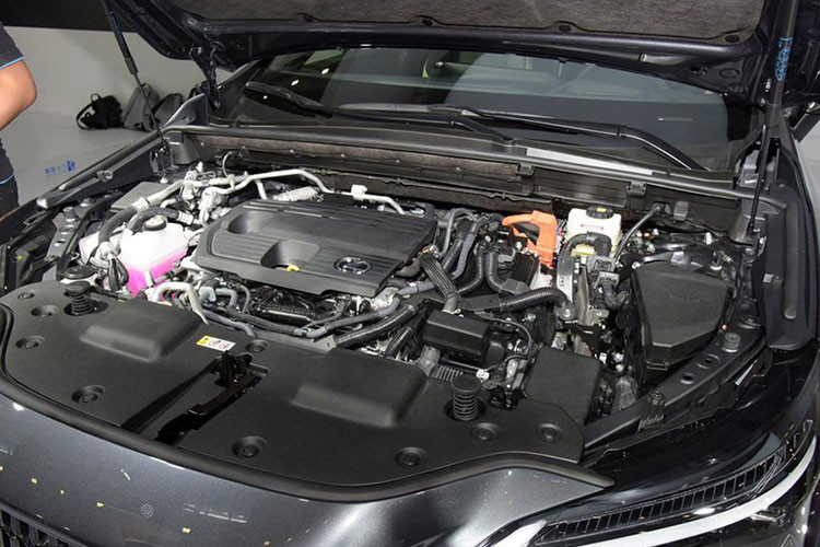 Những thay đổi đáng chú ý khác của Lexus NX 2022 bao gồm sạc điện thoại thông minh không dây chuẩn Qi ở cụm điều khiển trung tâm, nằm bên trên ngăn đựng cốc, cần số mới, cửa tự hít E-Latch System và hệ thống đèn viền nội thất Ambient Light 64 màu. Cuối cùng là hệ thống âm thanh Lexus Premium Sound System với 10 loa tiêu chuẩn hoặc hệ thống âm thanh Mark Levinson Premium Surround Sound System 17 loa. 