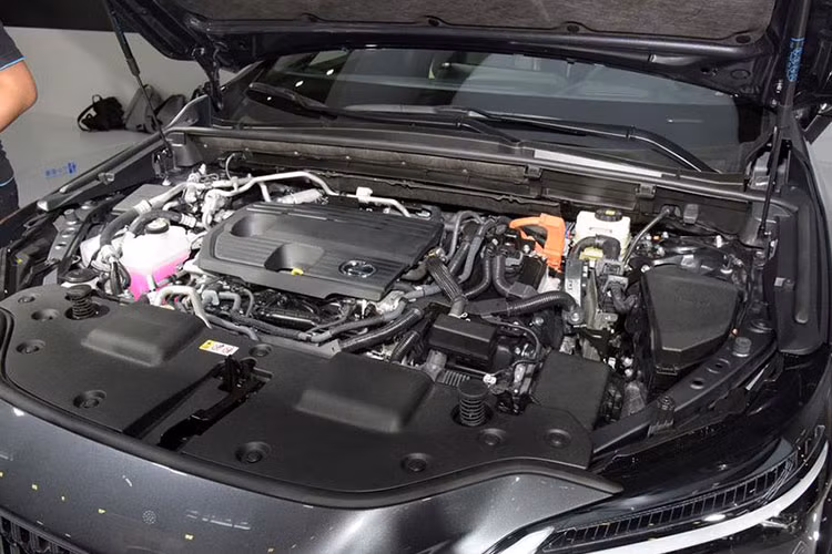 Những thay đổi đáng chú ý khác của Lexus NX 2022 bao gồm sạc điện thoại thông minh không dây chuẩn Qi ở cụm điều khiển trung tâm, nằm bên trên ngăn đựng cốc, cần số mới, cửa tự hít E-Latch System và hệ thống đèn viền nội thất Ambient Light 64 màu. Cuối cùng là hệ thống âm thanh Lexus Premium Sound System với 10 loa tiêu chuẩn hoặc hệ thống âm thanh Mark Levinson Premium Surround Sound System 17 loa. 