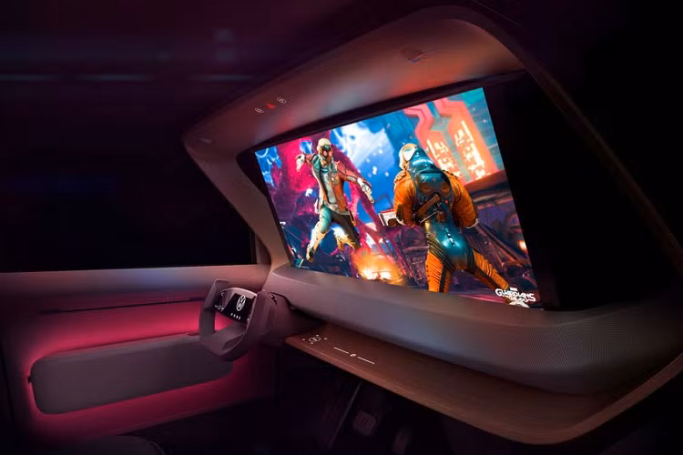 Bên cạnh đó, xe cũng có sẵn trang bị máy chơi game tương tự loại Xbox hay PlayStation... Đặc biệt, khi người dùng kích hoạt chế độ xem phim, bàn đạp ga/phanh của xe sẽ đóng vai trò như nút tạm dừng/phát.