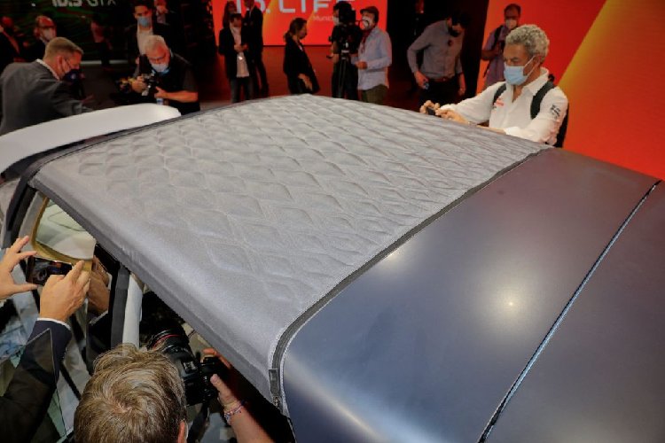 Đối với khoang cabin, phong cách tối giản tiếp tục được Volkswagen áp dụng trên ID. Life. Khu vực điều khiển trung tâm của xe chỉ có vô-lăng với thiết kế đặc biệt, một màn hình công-tơ-mét nhỏ nhắn và toàn bộ giao thức kết nối với xe được tương tác qua điện thoại thông minh hoặc máy tính bảng.