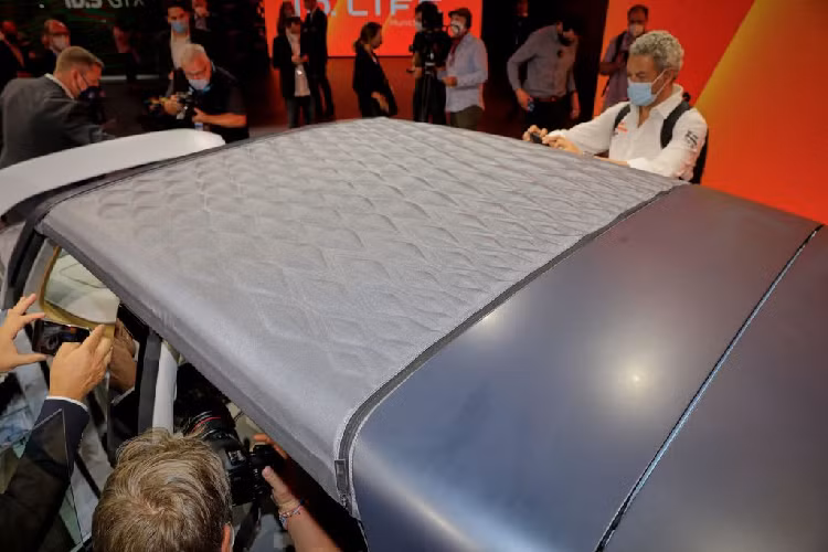 Đối với khoang cabin, phong cách tối giản tiếp tục được Volkswagen áp dụng trên ID. Life. Khu vực điều khiển trung tâm của xe chỉ có vô-lăng với thiết kế đặc biệt, một màn hình công-tơ-mét nhỏ nhắn và toàn bộ giao thức kết nối với xe được tương tác qua điện thoại thông minh hoặc máy tính bảng.