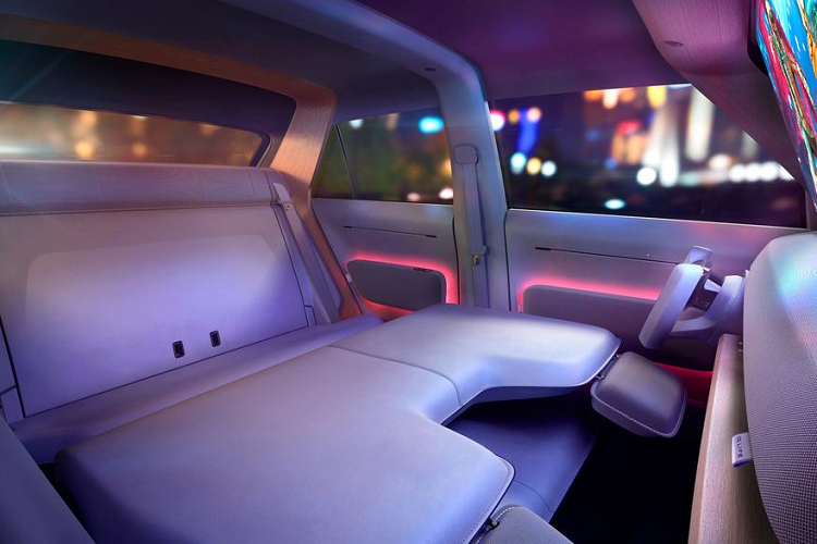Cả hai hàng ghế trên Volkswagen ID. Life đều có thể gập phẳng và tạo ra một chiếc giường đủ thoải mái cho 2 người tận hưởng hệ thống giải trí