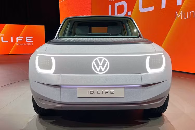Về phần thiết kế, Volkswagen ID 2022 chạy điện. Life mang tạo hình phẳng, đơn giản và có đôi chút giống một chiếc hộp, khác biệt hoàn toàn so với phong cách thiết kế dòng xe Volkswagen ID trước đây. Tất cả mọi chi tiết trên xe từ phần đèn, cản dưới, logo, tay nắm cửa... đều được làm hoàn toàn phẳng và gần như không có điểm nhô ra ngoài, điều này mang tới cái nhìn đậm chất tương lai cho xe.