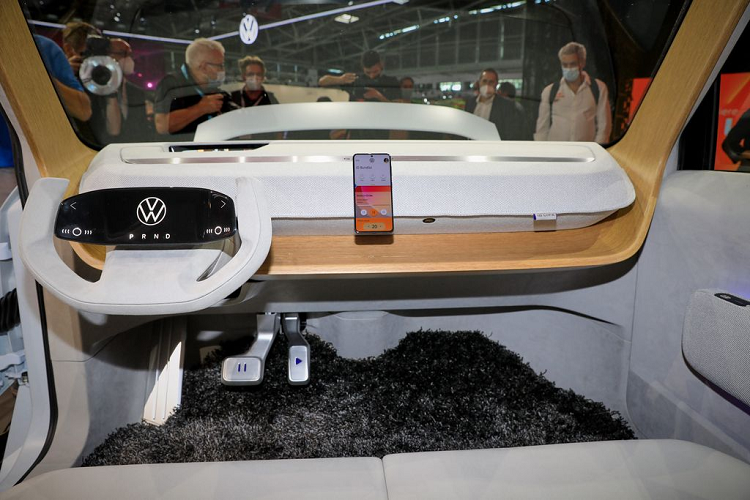 Một trong những điểm đặc biệt trên Volkswagen ID. Life là việc bạn có thể dễ dàng tìm thấy các chi tiết được làm từ sợi vải dệt ở ngay ngoại thất của xe, ở khu vực nắp ca-pô hay mui xe. Hơn thế nữa, phần mui xe của Volkswagen ID. Life còn có thể dễ dàng mở ra, giúp xe biến thành dạng mui trần thông thoáng.