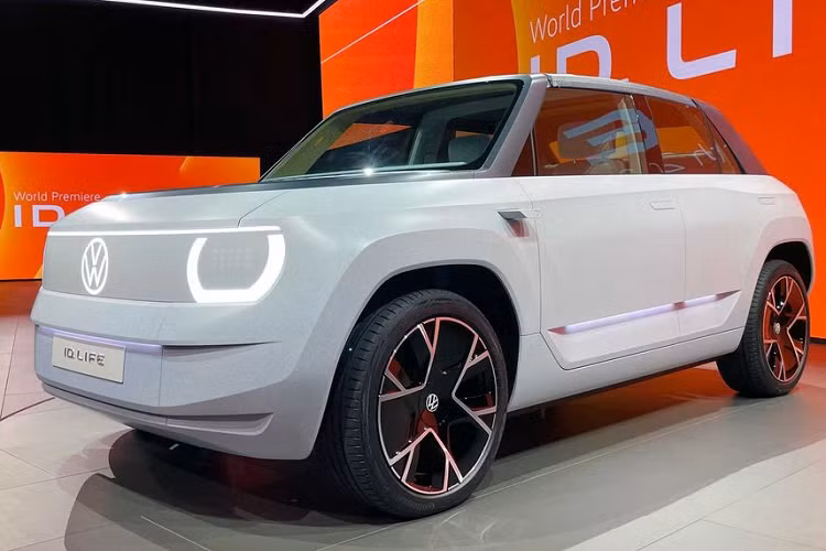 Tại triển lãm IAA Mobility 2021 đang diễn ra ở thành phố Munich (Đức), "Gã khổng lồ" nước Đức Volkswagen đã cho ra mắt bản Concept hoàn toàn mới mang tên ID. Life. Volkswagen ID. Life 2022 mới là mẫu xe được tập trung tối đa dành cho tập khách hàng trẻ, những người ưa thích công nghệ, năng động và đề cao tinh thần giải trí.