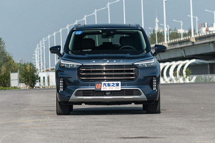 Exeed là thương hiệu SUV hạng dưới cao cấp thuộc Chery Automobile, nhằm cạnh tranh với thương hiệu Wey của Great Wall và UNI của Changan. Exeed hiện đang bán 4 mẫu xe gồm: CUV cỡ trung TX, CUV cỡ trung TXL/Lingyun, mẫu crossover cỡ nhỏ LX/Zhuifeng, và mẫu crossover cỡ trung VX/Lanyue.