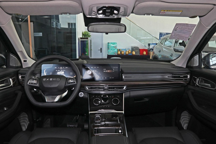 Nội thất của Exeed Lanyue 400T trông sang trọng với ghế da đẳng cấp và thể thao, đồng thời kết hợp trang trí giữa chất liệu gỗ và kim loại. Bên cạnh đó, nó cũng có vô lăng đáy phẳng, hệ thống màn hình đôi cùng cỡ 12,3 inch trên mặt táp lô, một cho bảng đồng hồ và một cho thông tin giải trí.