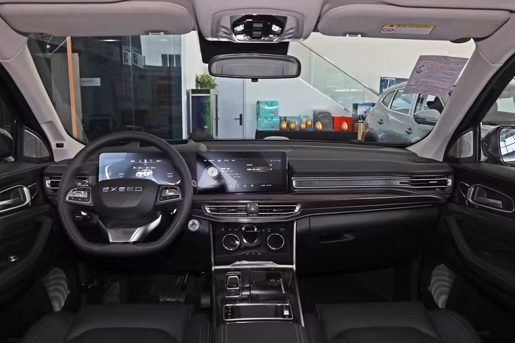 Nội thất của Exeed Lanyue 400T trông sang trọng với ghế da đẳng cấp và thể thao, đồng thời kết hợp trang trí giữa chất liệu gỗ và kim loại. Bên cạnh đó, nó cũng có vô lăng đáy phẳng, hệ thống màn hình đôi cùng cỡ 12,3 inch trên mặt táp lô, một cho bảng đồng hồ và một cho thông tin giải trí.