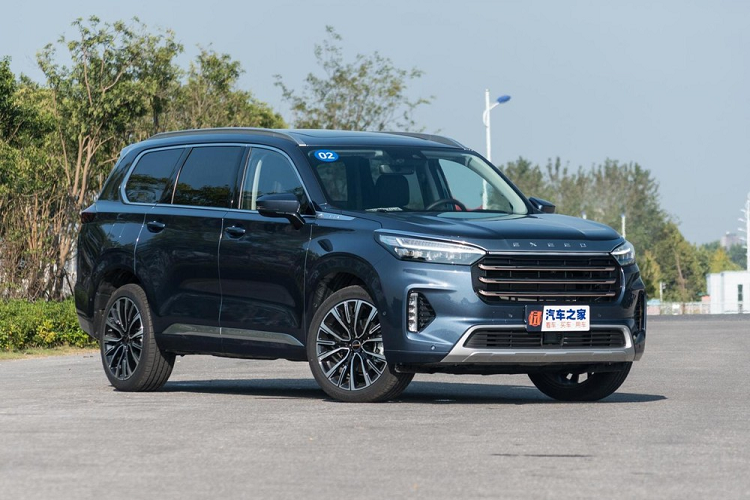 Không chỉ liên tiếp ra mắt những mẫu xe điện mới mẻ, các nhà sản xuất xe nội địa Trung Quốc vẫn chưa hề bỏ quên thị trường xe động cơ đốt trong truyền thống. Mới đây, mẫu crossover 7 chỗ Exeed Lanyue 400T 2021 mới đã chính thức được chào bán đến người mua, và nó trông thực sự hợp mắt cả bên ngoài lẫn bên trong. Exeed Lanyue, hay còn gọi là Exeed VX, đã ra mắt trong năm 2019, và 400T là phiên bản cao cấp mới nhất của nó.