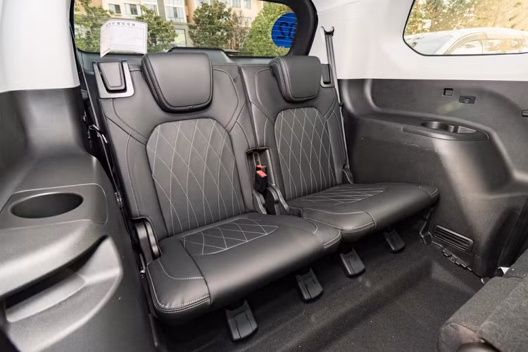 Exeed Lanyue 400T có trang bị một động cơ xăng tăng áp dung tích 2.0 lít, sản sinh công suất 261 mã lực và 400 Nm mô-men xoắn cực đại, khiến nó trở thành mẫu xe du lịch mạnh nhất mà Chery từng chế tạo.