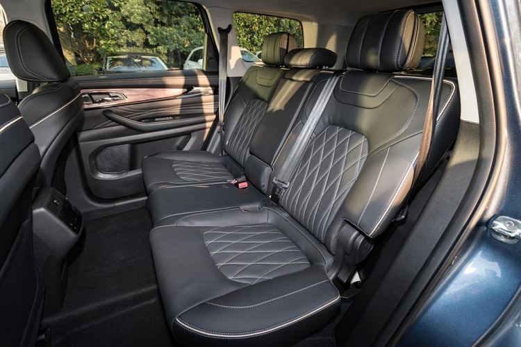 Màn hình bảng đồng hồ có đồ họa rất sắc nét, và một hình ảnh đẹp của chiếc xe ở giữa. Tuy nhiên, người lái có thể tự do cài đặt màn hình theo ý họ muốn. Hệ điều hành cho các màn hình của xe được gọi là “Lion 4.1”, và nó hỗ trợ các bản cập nhật từ xa. Hàng ghế thứ 2 có 3 chỗ và chỗ để chân rộng rãi, còn hàng ghế thứ 3 chỉ có 2 ghế.