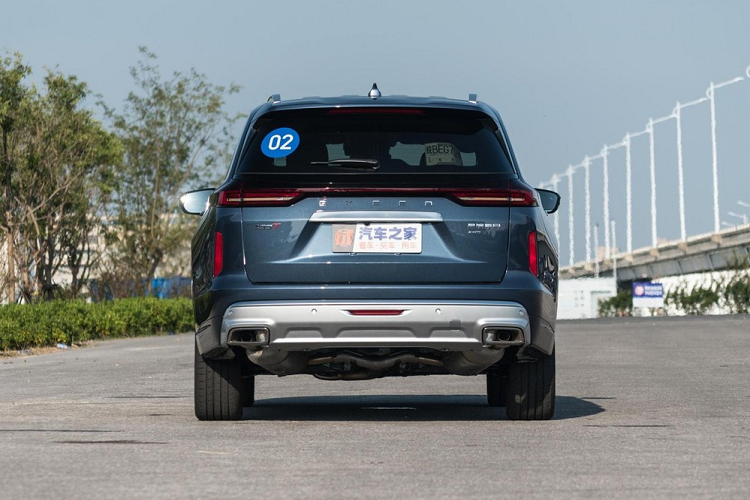 Động cơ này được phối hợp với hộp số DCT 7 cấp, truyền công suất tới cả 4 bánh. Theo nhà sản xuất, tốc độ tối đa của xe là 200 km/h, và mức tiêu thụ nhiên liệu là 7,9 lít/100 km.