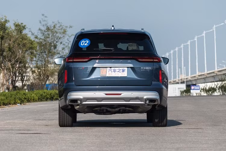 Động cơ này được phối hợp với hộp số DCT 7 cấp, truyền công suất tới cả 4 bánh. Theo nhà sản xuất, tốc độ tối đa của xe là 200 km/h, và mức tiêu thụ nhiên liệu là 7,9 lít/100 km.