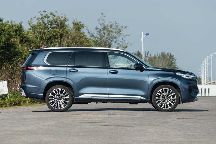 Với vai trò là phiên bản cao cấp nhất của dòng Lanyue, 400T sang trọng hơn so với phiên bản tiêu chuẩn trước đây, và nó cũng đi kèm với một động cơ mạnh mẽ hơn. Hơn nữa, xe mới còn nhận được một vài chi tiết trang trí đẹp đẽ trên thân vỏ ví như hàng chữ Exeed trên tấm ốp kim loại bên dưới cột A. Đối với kích thước, mẫu crossover 7 chỗ này tương đối lớn với chiều dài 4.970 mm, rộng 1.940 mm, cao 1.788 mm, với trục cơ sở 2.900 mm và trọng lượng không tải 1.827 kg.