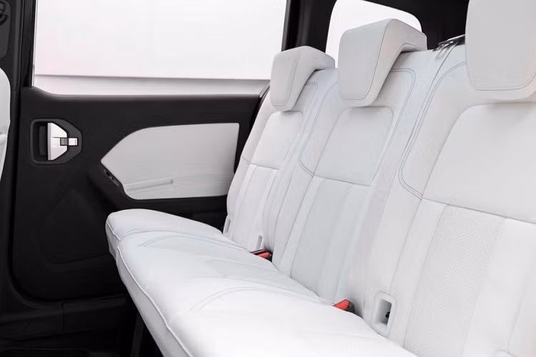 Đằng sau hàng ghế cuối còn có ván trượt chạy bằng điện nằm trong ngăn chứa bên dưới sàn của khoang hành lý. Ngăn chứa này còn đi kèm nắp bằng nhựa acrylic với khung bằng nhôm. Sở dĩ Mercedes-Benz đưa trang bị này lên xe là vì hãng kết hợp quảng cáo với vận động viên trượt ván huyền thoại Tony Hawk.