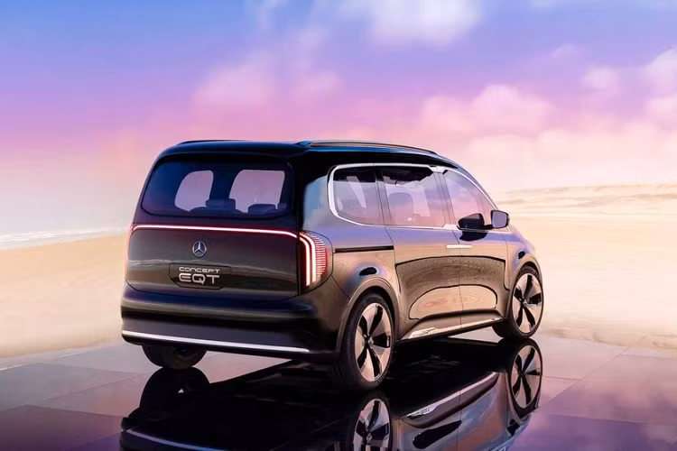 Vào thời điểm hiện tại, Mercedes-Benz EQT 2022 mới chỉ dừng ở mức là xe concept, chưa được sản xuất thương mại. Tuy nhiên, EQT vẫn là hình ảnh xem trước cho mẫu xe van hạng sang chạy điện cỡ nhỏ mới của hãng Mercedes-Benz. Trên thực tế, mẫu xe van này chính là phiên bản chạy điện của Mercedes-Benz T-Class sắp bán trên thị trường.