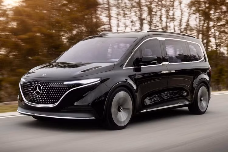 Là một thành viên của gia đình Mercedes-Benz nên EQT đương nhiên được trang bị nội thất hiện đại và công nghệ cao. Điều này được thể hiện qua hệ thống thông tin giải trí Mercedes-Benz User Experience (MBUX), đi kèm màn hình cảm ứng nằm độc lập trên mặt táp-lô. Tiếp đến là vô lăng tích hợp các nút cảm ứng và hệ thống ra lệnh bằng giọng nói "Hey Mercedes".