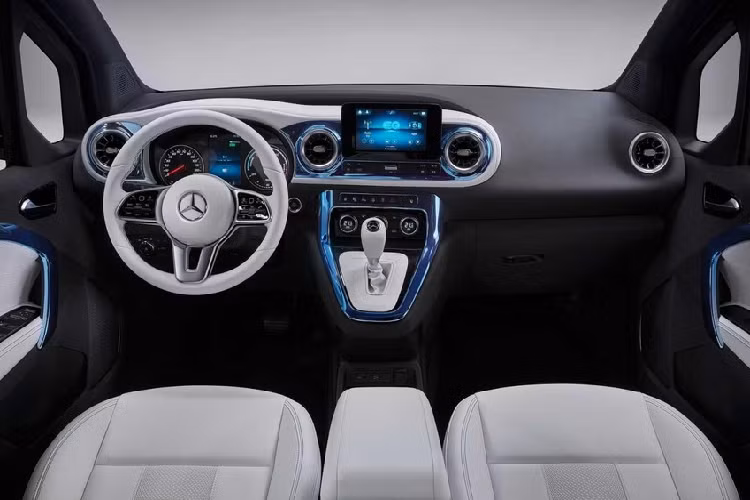 Bên sườn, Mercedes-Benz EQT được trang bị đường vai xe "cơ bắp" và bộ vành hợp kim 21 inch với thiết kế 5 chấu cỡ lớn. Trên chấu cũng có những biểu tượng ngôi sao 3 cánh nhỏ như ở lưới tản nhiệt. Đằng sau Mercedes-Benz EQT xuất hiện cụm đèn hậu nằm dọc, ôm lấy hai góc đuôi xe, và nối với nhau bằng dải đèn LED thanh mảnh ở giữa. Thiết kế này giúp phần đuôi xe trông như rộng và bề thế hơn.