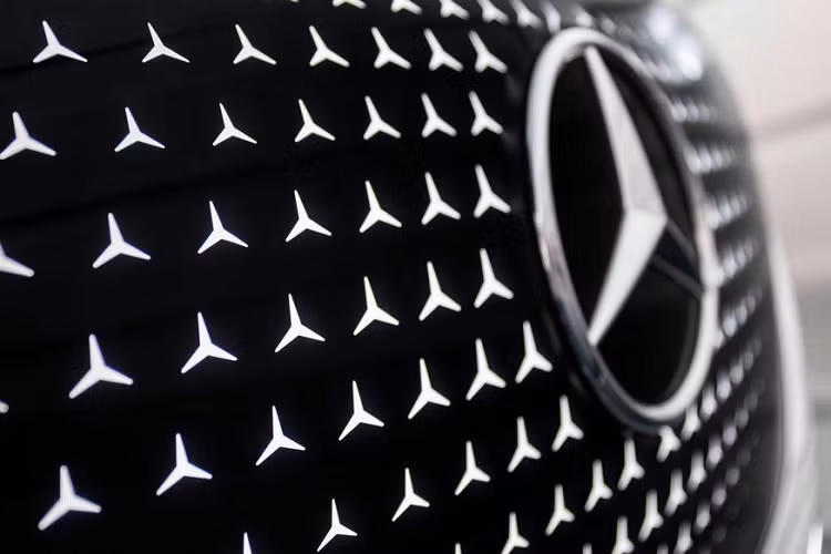 Nằm hai bên lưới tản nhiệt này là đèn pha LED thanh mảnh, ôm lấy nắp ca-pô. Chưa hết, lưới tản nhiệt còn được bao quanh bởi dải đèn LED kéo dài đến hết đèn pha. Trong khi đó, chắn bùn được thiết kế mềm mại theo triết lý “Sensual Purity” của hãng Mercedes-Benz.