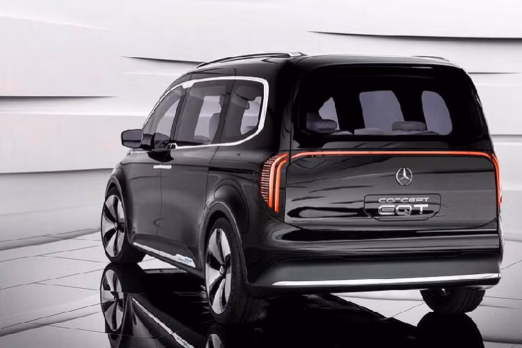 Theo kế hoạch do hãng Mercedes-Benz xác nhận, EQT sẽ được tung ra sau khi T-Class có mặt trên thị trường vào năm 2022. Cả hai mẫu xe đều được phát triển dựa trên khung gầm của Renault Kangoo thế hệ thứ ba vì hai thương hiệu ô tô này có quan hệ đối tác.