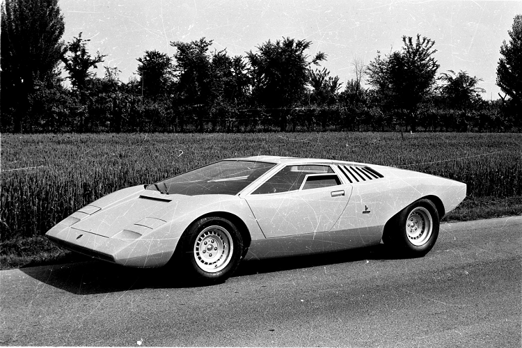 Chương trình phát triển Lamborghini Countach được đặt tên LP112 và đảm trách bởi kỹ sư huyền thoại Paolo Stanzani với vai trò là giám sát phát triển cơ khí của xe. Trong quá trình đó, trưởng bộ phận lái thử xe của hãng, Bob Wallace đã sử dụng nó để thử nghiệm mọi điều kiện khách hàng. Chiếc xe đó sau này được trang bị động cơ V12 dung tích 4.0 lít bền bỉ hơn.