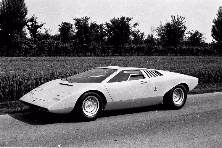 Chương trình phát triển Lamborghini Countach được đặt tên LP112 và đảm trách bởi kỹ sư huyền thoại Paolo Stanzani với vai trò là giám sát phát triển cơ khí của xe. Trong quá trình đó, trưởng bộ phận lái thử xe của hãng, Bob Wallace đã sử dụng nó để thử nghiệm mọi điều kiện khách hàng. Chiếc xe đó sau này được trang bị động cơ V12 dung tích 4.0 lít bền bỉ hơn.