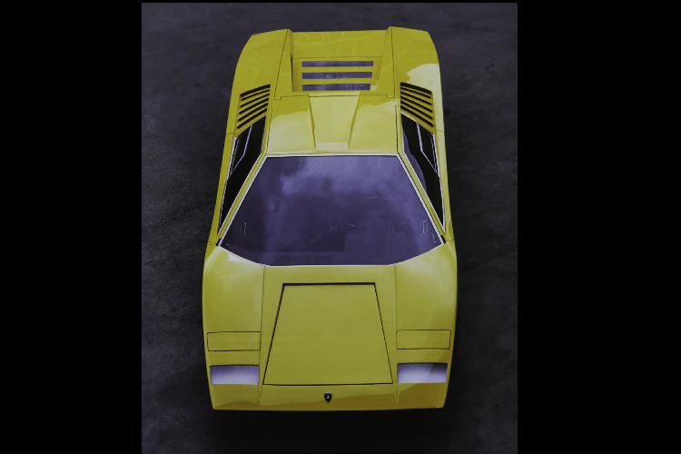 Cái tên của mẫu xe này cũng được đặt theo một cách cực kỳ đặc biệt. “Khi chúng tôi đang làm việc với chiếc xe trưng bày đầu tiên, chúng tôi đã phải làm việc đến tận đêm nên chúng tôi đã phải đùa giỡn với nhau để giữ tinh thần tỉnh táo. Đã có một người đảm nhận công việc làm ổ khóa, anh ấy cao chừng hai mét với đôi tay khổng lồ nhưng lại làm các công việc nhỏ”, Gandini chia sẻ thông qua một buổi phỏng vấn gần đây.