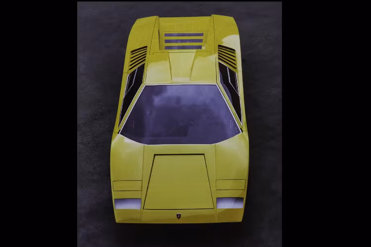 Cái tên của mẫu xe này cũng được đặt theo một cách cực kỳ đặc biệt. “Khi chúng tôi đang làm việc với chiếc xe trưng bày đầu tiên, chúng tôi đã phải làm việc đến tận đêm nên chúng tôi đã phải đùa giỡn với nhau để giữ tinh thần tỉnh táo. Đã có một người đảm nhận công việc làm ổ khóa, anh ấy cao chừng hai mét với đôi tay khổng lồ nhưng lại làm các công việc nhỏ”, Gandini chia sẻ thông qua một buổi phỏng vấn gần đây.