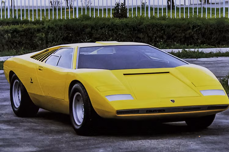 Siêu xe Lamborghini Countach LP500 nguyên mẫu được sử dụng tại buổi ra mắt tại triển lãm Geneva 1971 sở hữu màu sơn vàng sáng và không có gương chiếu hậu. Tại triển lãm năm đó, chiếc Countach LP500 nguyên mẫu đã được giới thiệu trước toàn thể thế giới vào lúc 10 giờ sáng tại gian hàng của Carrozzeria Bertone, cùng với một chiếc xe khác cũng trở thành huyền thoại sau này là chiếc Miura SV. Có thể nói, năm 1971 là một năm thành công của Lamborghini khi có đến hai mẫu xe, một nguyên mẫu và một thương mại cực kỳ thành công.