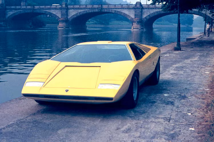 Sau ba năm, chiếc Lamborghini Countach thương mại đầu tiên được ra mắt vào năm 1974 với tên gọi Countach LP400. Về phần chiếc xe nguyên mẫu, sau khi kết thúc quá trình phát triển, nó được sử dụng để thử nghiệm tiêu chuẩn an toàn cho xe thương mại trước khi bị phá bỏ sau đó.