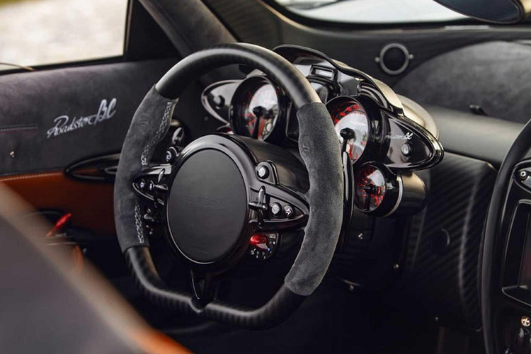 Để tăng tính tiện nghi và thoải mái trong cabin, ghế được bọc da màu kem kết hợp với vải tartan. Một số chi tiết khác được bọc da lộn Alcantara như vô lăng, bảng táp-lô.