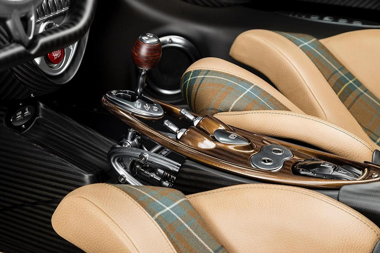 Nội thất sử dụng vật liệu chủ đạo vẫn là sợi carbon, nhôm phay và da cao cấp. Bên trong cabin cũng có một số chi tiết được sơn màu vàng đồng, cần số làm bằng gỗ cao cấp.