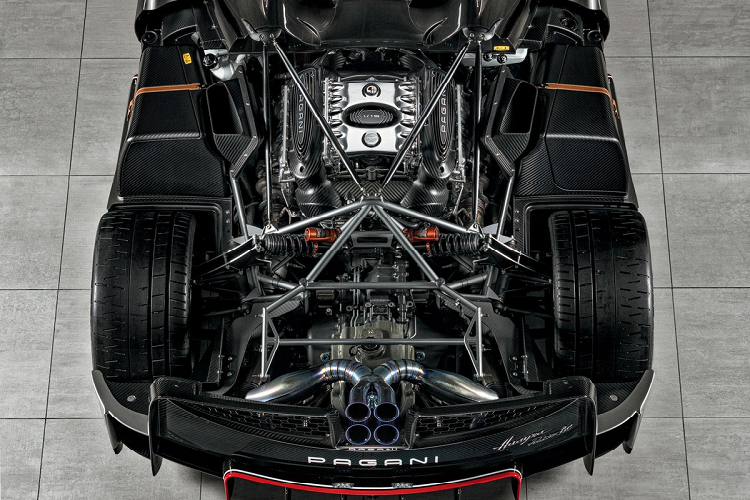 Mẫu xe Pagani Huayra BC Roadster Supernova này là phiên bản cá nhân hóa độc quyền của doanh nhân Olivier Benloulou. Giá bán chưa được công bố, nhưng chắc chắn sẽ khoảng vài triệu USD (dự tính hơn 80 tỷ đồng).