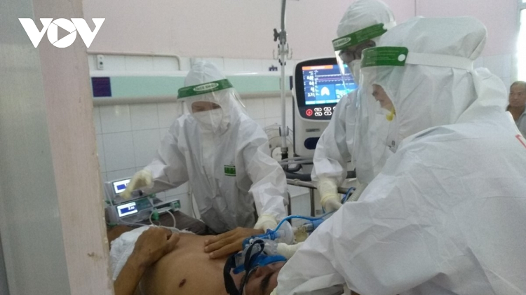 Hai bac si quan y “o tuoi ba” van xung phong di chong dich-Hinh-3