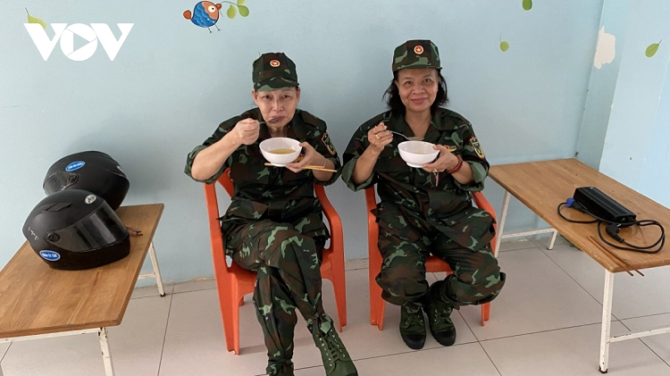 Hai bac si quan y “o tuoi ba” van xung phong di chong dich