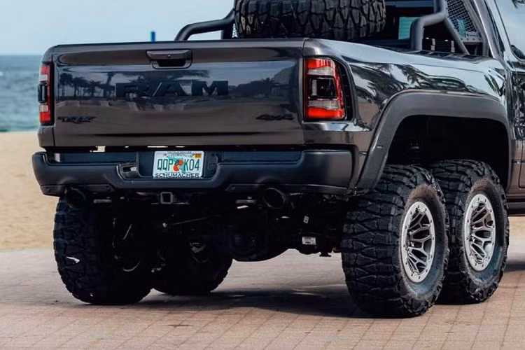 Đáng tiếc, mọi thứ dưới nắp capô vẫn được giữ nguyên. Giống với một chiếc TRX thông thường, Warlord có trang bị một động cơ siêu nạp V8 dung tích 6.2 lít sản sinh 702 mã lực và 881 Nm mô-men xoắn cực đại, hoạt động phối hợp một hộp số tự động 8 cấp.