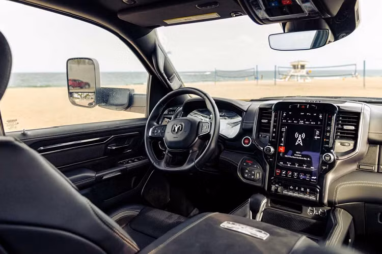 Một trong số đó chính là công ty độ xe Apocalypse Manufacturing, và mới đây, họ đã chính thức giới thiệu sản phẩm mang tên gọi Warlord, một chiếc Ram 1500 TRX 6x6 dữ dằn đáng sợ. Công ty từ Fort Lauderdale, Florida, cho biết rằng mỗi chiếc 6x6 thế này sẽ có giá khởi điểm 250.000 USD (khoảng 5,75 tỷ đồng).