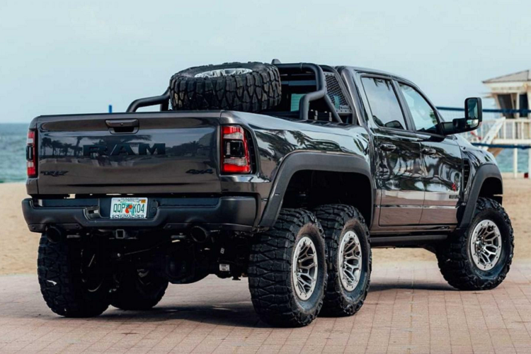 Người mua Ram 1500 TRX 2021 độ 6 bánh có thể lựa chọn bộ lốp xe 40 inch với giá 2.200 USD, một hệ thống nhìn ban đêm với giá 5.200 USD, và đèn LED dưới gầm với giá 1.000 USD.