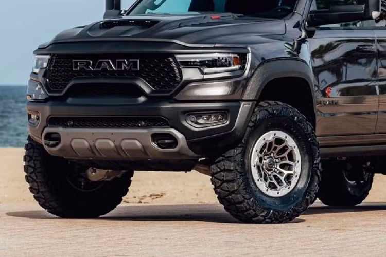 Dựa theo những hình ảnh ở đây, nội thất xe cũng không khác biệt so với TRX tiêu chuẩn. Cabin xe có sự kết hợp của chi tiết trang trí chất thể thao, vật liệu sang trọng, và tính năng công nghệ cao ví như màn hình thông tin giải trí nằm dọc to lớn.