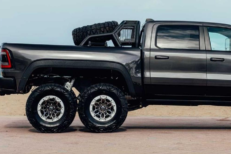 Warlord có trang bị một trục bánh giữa chế tạo độc quyền của Apocalypse để bổ sung thêm hai bánh xe nữa. Công ty cũng lắp đặt một khung phụ sử dụng thép dày 5 mm ở phía sau. Đối với vẻ ngoài dữ dằn tương xứng, họ lắp cho quái vật 6x6 một bộ lốp đi địa hình bùn đất cỡ 37 inch, bọc quanh bộ la-zăng 18 inch. Một bánh xe dự phòng được đặt trên thùng xe, và phía sau cabn thì có lắp một khung bổ trợ.