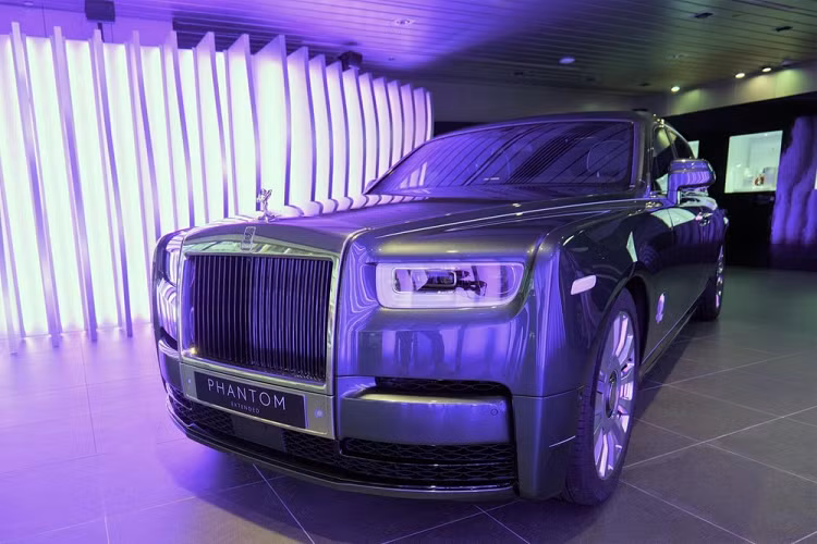 Thông tin mới đây cho biết, 1 trong số 20 chiếc xe siêu sang Rolls-Royce Phantom thế hệ thứ 8 thuộc phiên bản đặc biệt Tempus được sản xuất trên toàn thế giới đã có mặt tại Hồng Kông, khu vực hành chính đặc biệt của Trung Quốc để ra mắt giới siêu giàu.