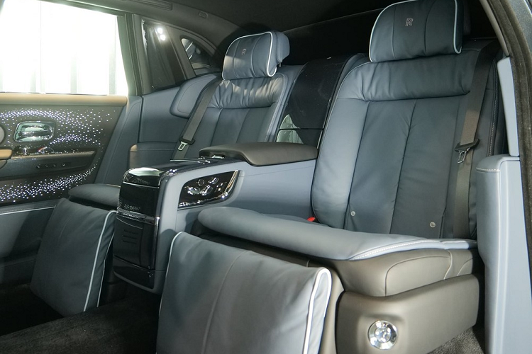 Tiếp đến là chi tiết Frozen Flow of Time Gallery gây hứng thú nhiều nhất, lấy cảm hứng từ chu kỳ quay 100 triệu năm của ngôi sao pulsar, một phôi nhôm nguyên khối đã được cán thành 100 dải kim loại với đường viền riêng biệt, được mạ đen và đánh bóng thủ công để phản chiếu ánh sáng.