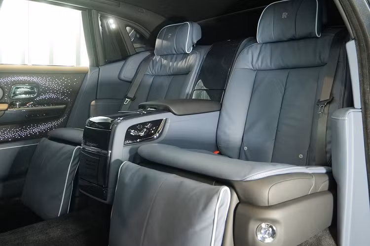 Tiếp đến là chi tiết Frozen Flow of Time Gallery gây hứng thú nhiều nhất, lấy cảm hứng từ chu kỳ quay 100 triệu năm của ngôi sao pulsar, một phôi nhôm nguyên khối đã được cán thành 100 dải kim loại với đường viền riêng biệt, được mạ đen và đánh bóng thủ công để phản chiếu ánh sáng.