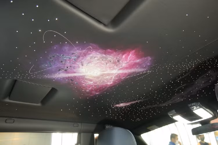 Nội thất của xe Rolls-Royce Phantom Tempus mô phỏng chùm sao (pulsar), một hiện tượng thiên văn hiếm hoi và cách trái đất 280 năm ánh sáng (2.649 nghìn tỷ km), tuy nhiên, dưới bàn tay của các kỹ sư Rolls-Royce, chi tiết này đã được tái hiện với tên gọi Pulsar Headliner thực hiện ngay trên trần xe, chủ nhân chỉ cần ngước lên đã quan sát được.